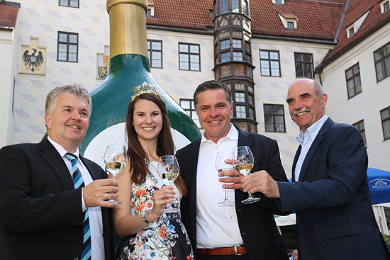 Hubert Bittlmayer,  Amtschef im Bayerischen Staatsministerium für Ernährung, Landwirtschaft und Forsten, die Fränkischen Weinkönigin Christina Schneider, Alter Hof Wirt & Gastgeber Johannes Müller, sowie der fränkische Weinbaupräsidenten Artur Steinmann (©Foto. Martin Schmitz)